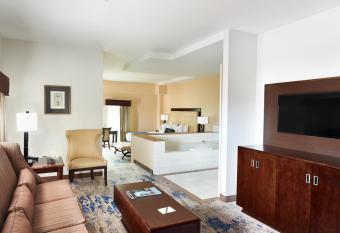 Atheneum Suite Hotel has rooms with a private hot tub