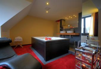 Hotel Antoniush  tte has rooms with a private hot tub