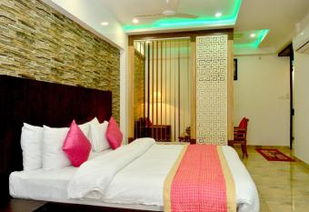 Hotel SGT Plaza has rooms with a private hot tub