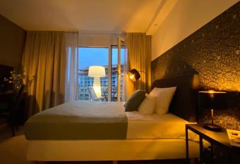 Paragon Apartments has Balcony rooms