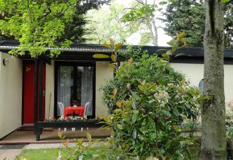 Garden Studio Chantilly allows 18 year olds to book a room