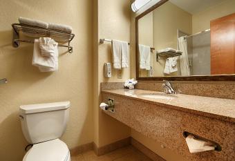 Best Western Plus San Antonio East Inn & Suites has rooms with a private hot tub