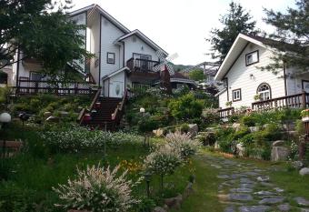 Sunny House has Balcony rooms