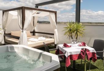 Hotel Macami has rooms with a private hot tub