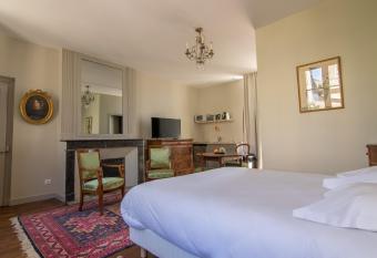 La Maison d Aristide - Le confort du centre historique de Bourges allows 18 year olds to book a room