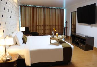 Suites Inkari has rooms with a private hot tub