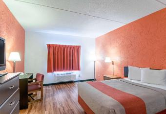 Motel 6 Bridgeview has rooms with a private hot tub