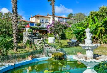 Aux Tauzins has Balcony rooms