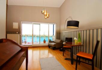 Hotel Rheingold allows 18 year olds to book a room