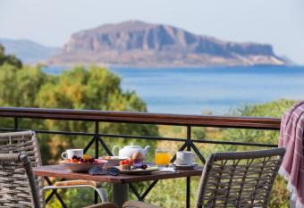 Iris Beach Hotel has Balcony rooms