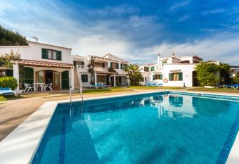 Apartamentos Arenal Playa allows 18 year olds to book a room