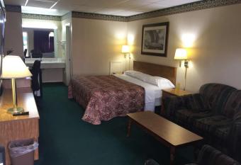 Sheldon's Motel by OYO Keysville Near Hwy 360 has Balcony rooms
