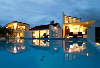 Keiki BeachHouse & Cafe allows 18 year olds to book a room