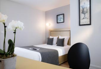 A l H  tel Des Roys has Balcony rooms