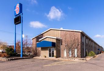Motel 6 Eau Claire, WI has rooms with a private hot tub