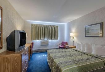 Motel 6-La Crosse, WI has rooms with a private hot tub