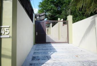 The Leaf House has Balcony rooms