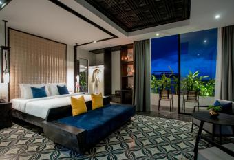 Monthara Angkor Residence has rooms with a private hot tub