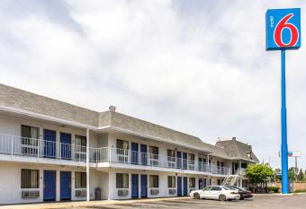 Motel 6 Fresno - Belmont Ave. has Smoking rooms