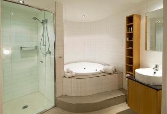 Rumba Beach Resort has rooms with a private hot tub