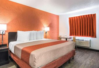 Motel 6 Elk Grove Village Il has rooms with a private hot tub