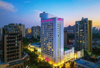 Crowne Plaza Shanghai, an IHG Hotel has rooms with a private hot tub