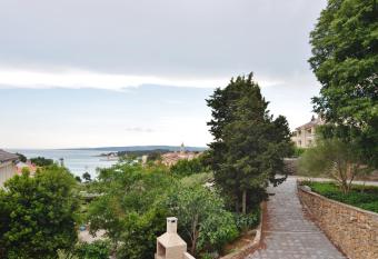 Apartment Tina has rooms with a private hot tub