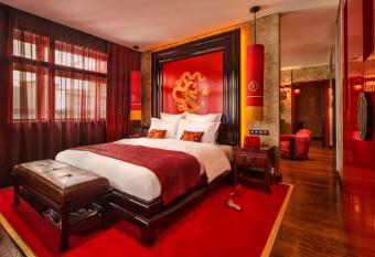 Buddha-Bar Hotel Prague has rooms with a private hot tub