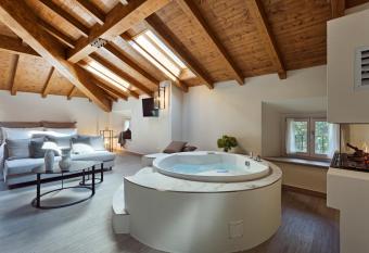 Relais Ginevra has rooms with a private hot tub