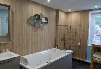 L Aiguille Creuse has rooms with a private hot tub