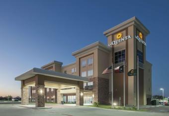 La Quinta Inn & Suites by Wyndham Kingsville allows 18 year olds to book a room