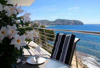 Penthouse Seaside has Balcony rooms