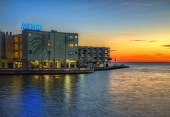 Sailport Waterfront Suites has Balcony rooms