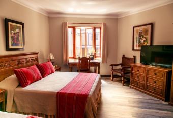 Hotel Antigua Miraflores has rooms with a private hot tub