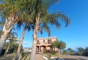 Villa Feluchia Tra Il Mare E Il Vulcano has Balcony rooms
