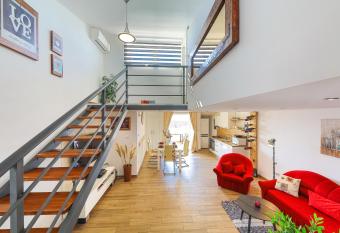 Perla Castellana has Balcony rooms