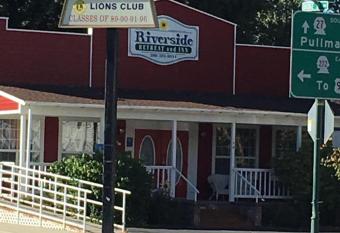 Riverside Retreat and Inn has Balcony rooms