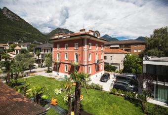 Holiday IV Gardan has Balcony rooms