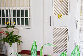 Garden House- Train Station has rooms with a private hot tub