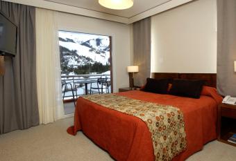 Village Condo has rooms with a private hot tub