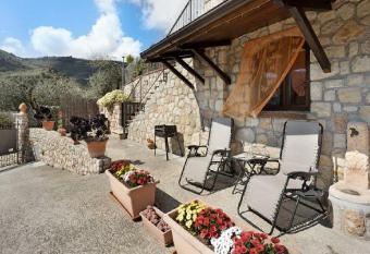 LA TAVERNA tra gli ulivi allows 18 year olds to book a room