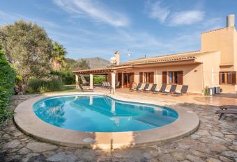 Can Escandeu allows 18 year olds to book a room