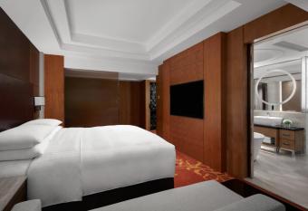 Suzhou Marriott Hotel has rooms with a private hot tub