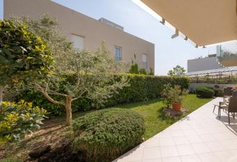 Adriatic View & Garden Apartment has rooms with a private hot tub