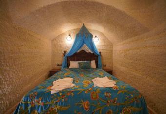 Travel Inn Cave Hotel has rooms with a private hot tub