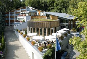 Hotel Forsthaus Gr  na allows 18 year olds to book a room