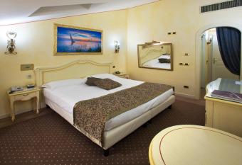 Vip s Motel Luxury Accommodation & Spa has rooms with a private hot tub