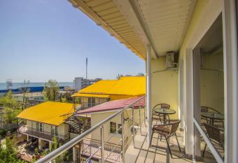 Yellow House has Balcony rooms