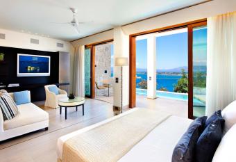 Nafplia Palace Hotel & Villas has rooms with a private hot tub