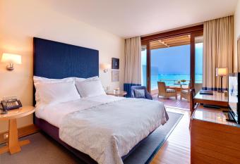 Amphitryon Hotel has rooms with a private hot tub